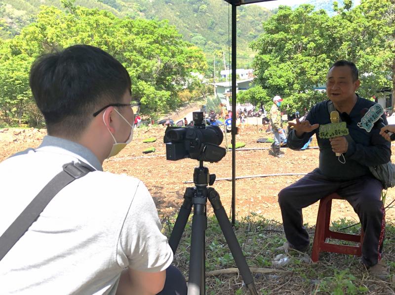 學員分工學習擔任攝影師及採訪記者，並學習如何擬定採訪內容、引導受訪者分享適合報導主題的內容，並請來自三光部落的長者分享栽種小米的過程。