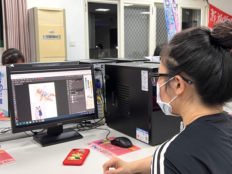 講師示範教學，學員認真聽課