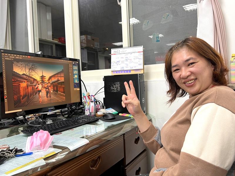 學員完成照片合成，開心與作品合作