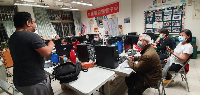 老師教學員如何註冊及銀行綁定存摺或信用卡操作步驟，上課畫面.