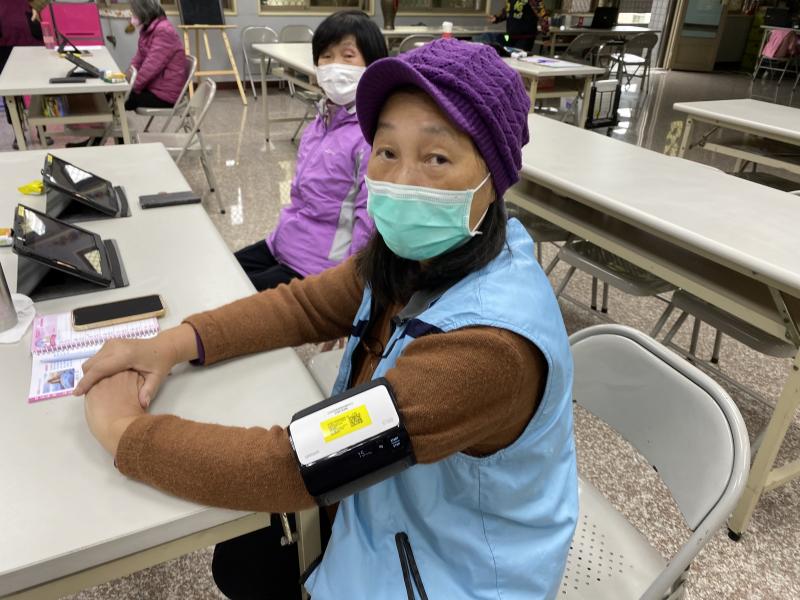 血壓計實際量測。