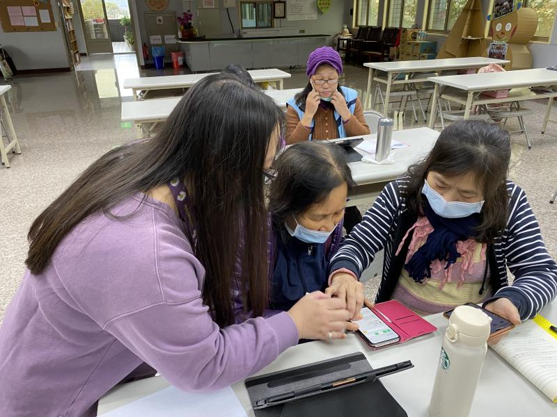 指導學員如何平板和手機同步設定。