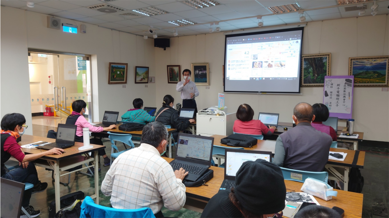 講師介紹使用線上搜尋引擎搜尋所需資訊