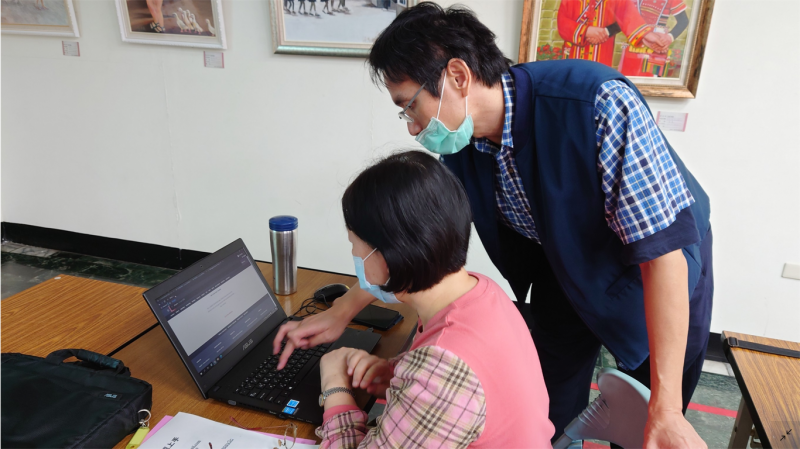 講師指導學員使用電腦設備