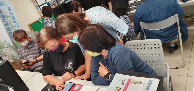 學員手機canva下載及操作編輯上問題，故請教老師指導.