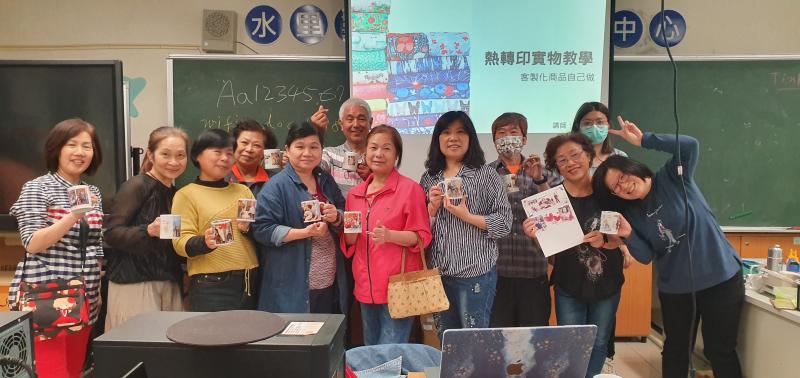 學員學習得很開伈，大家拿起自己作品拍張大合照.