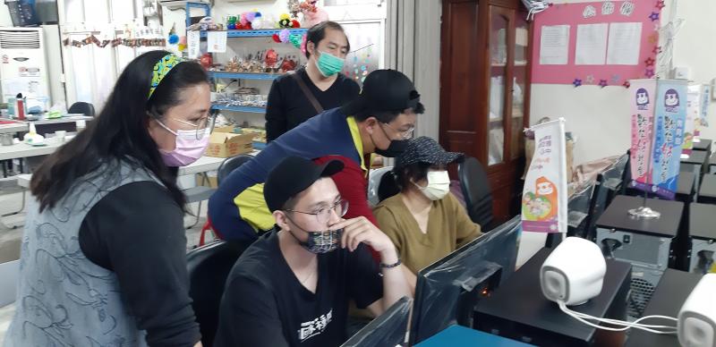 將師協助協員運用威力導演協助學員完成作品