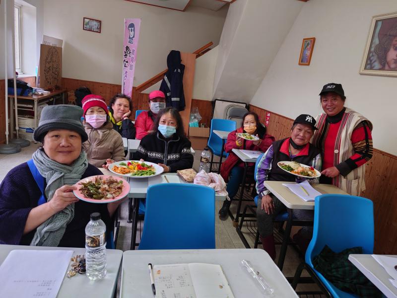 最後的成果展現，使各位學們笑容滿面，深刻的記住這堂課的精隨。