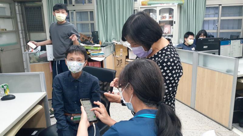 同學互相討論如何操作功能