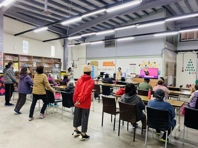 講師教學員一個簡單的日常保健小運動，長期施作可以幫助血壓控制。