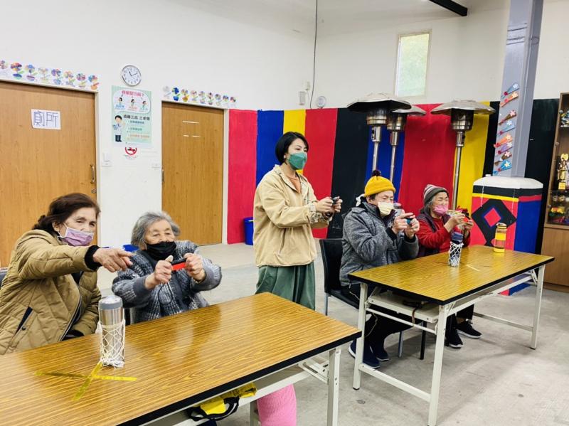 體驗Switch體感互動遊戲機， 簡單手部運動搭配小小競賽。