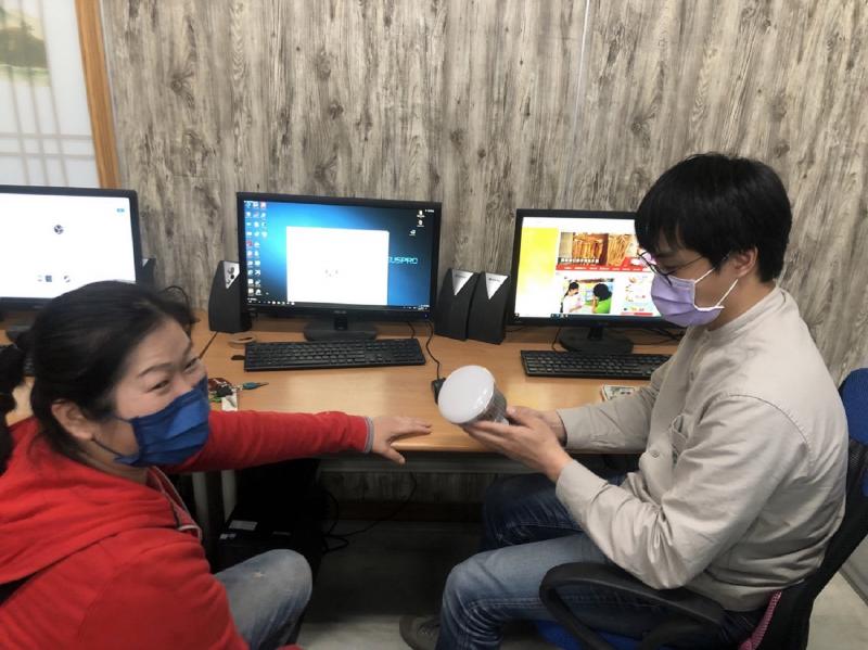 學員們在互相研究燈具