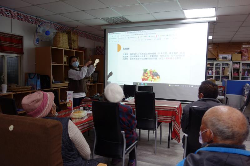 均衡飲食的重要性，講師與學員們用族語溝通，讓長者能夠更理解均衡飲食的重要。