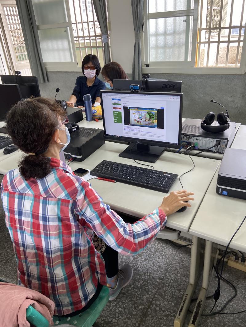 學員自行操作成功，登入學員帳號，  依照老師指事完成學習資源操作-網站、APP，學習一把罩操作  並觀看學習一點通-台北E大學習影片