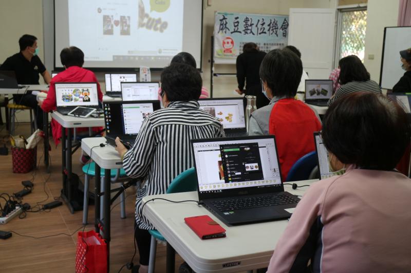 學員用電腦學圖樣排版設計，插圖應用。