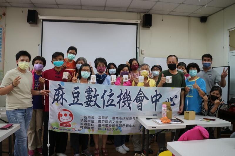 課程結束,學員拿著作品和老師合照>