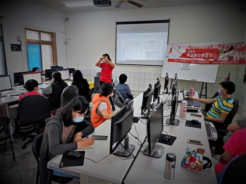 老師使用講義教學員如何同時製作不同類型的表格插入，並教大家建立新的頁首頁尾。並教大家如何設定抬頭紋字的大小和內文的大小。