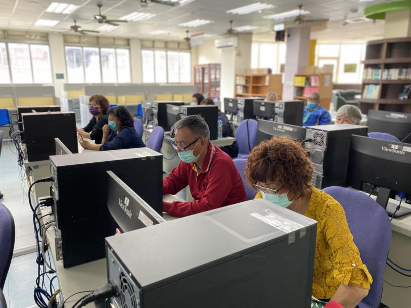 學員認真練習操作