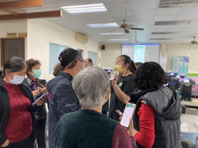 學員練習使用GOOGLE導航