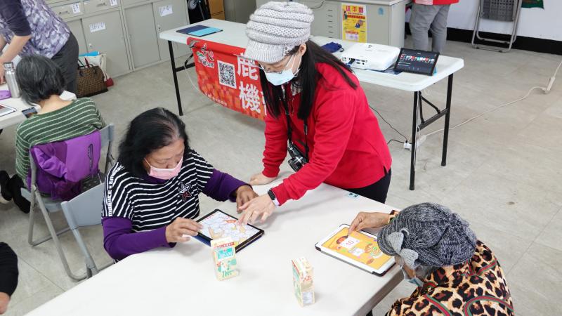 學員操作練習用平板畫畫