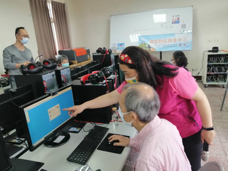 王湘虹老師對學員個別指導-名片設計