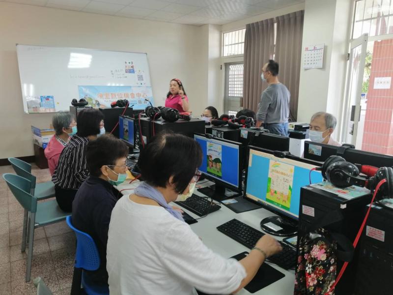 王湘虹老師教導製作商業海報