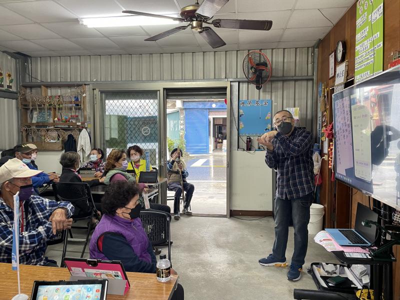 老師說明互聯網的各項家電，並介紹健康存摺數位預防保健等事項