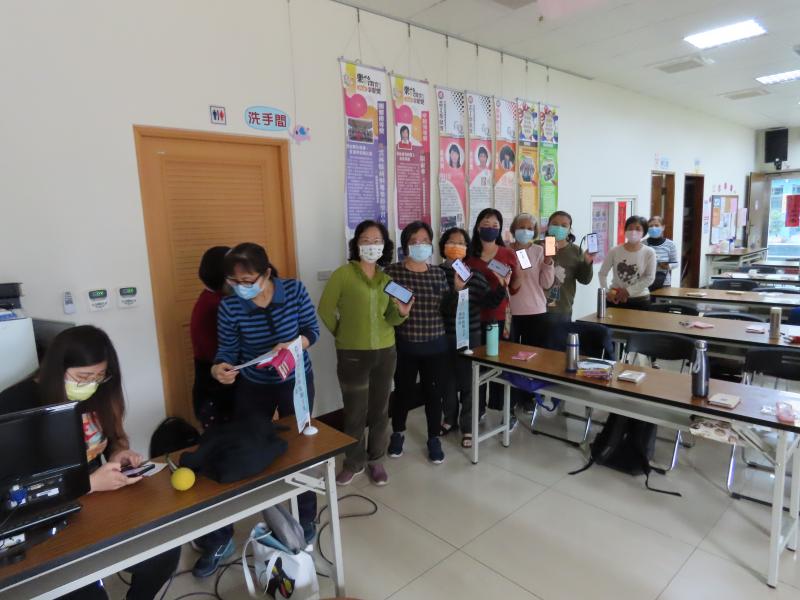 學員們都很認真的互相討論