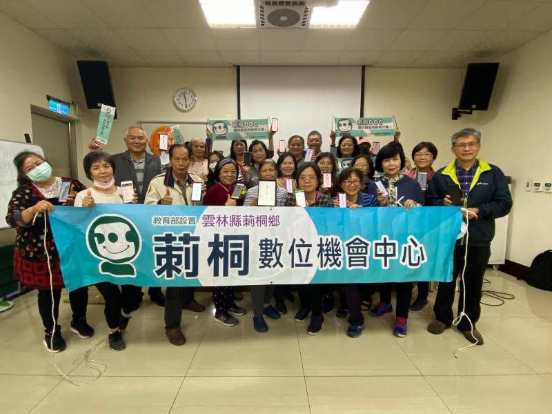 莿桐數位機會中心成立以來,積極結合地方特色,開設許多結合在地文化的數位課程,邀請民眾一起來學習,運用數位,讓自己的生活更豐富有趣