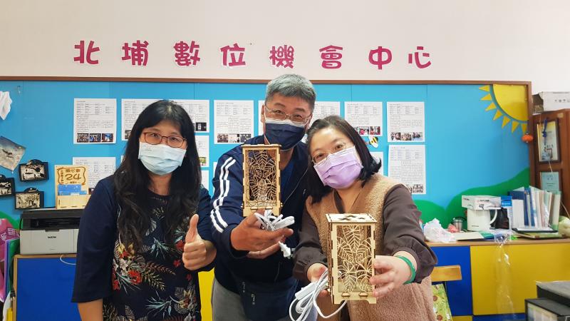 學員很認真學習新事物