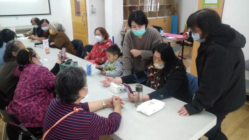 數位健康動起來行動分班來到樂水文健站,介紹i顧健康平台以及三高量測機等數位資訊。