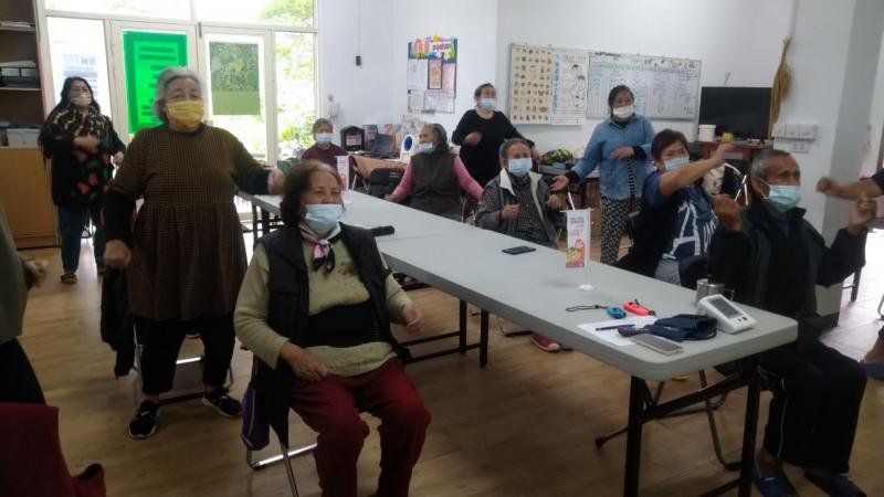 為了讓長者每天都能有運動的習慣,今天也帶來健康操讓長者可以起身動一動。