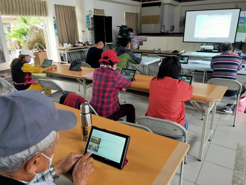 長輩們利用平板電腦善用google搜尋