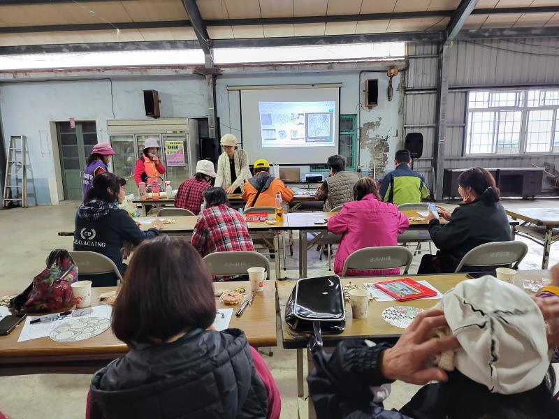 經過老師介紹和技巧說明，同學都能設計自己想要的線條組合畫。