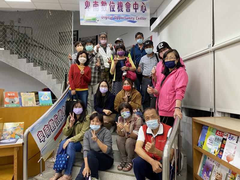 卑南數位機會中心課後與學員留影