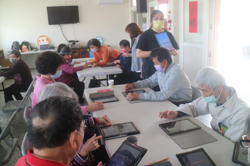 社區長輩膿驗平板電腦超認真