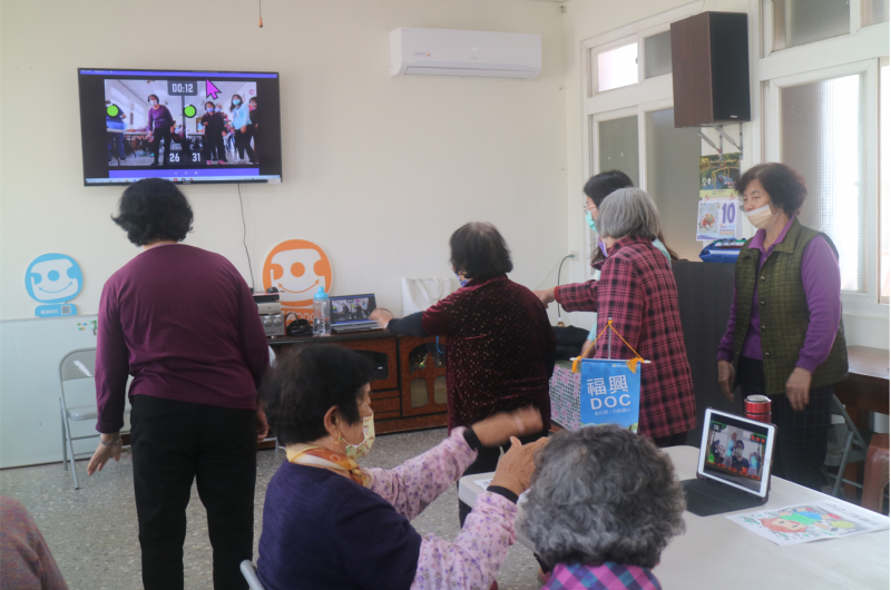 長輩體驗AR互動APP,越動越起勁