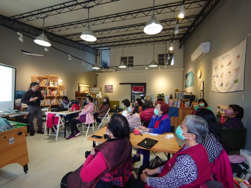 微光書旅的老闆介紹銅鑼具特色風土人情