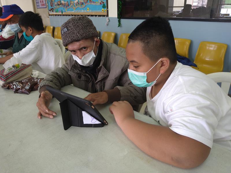 國小學生指導長輩操作平板
