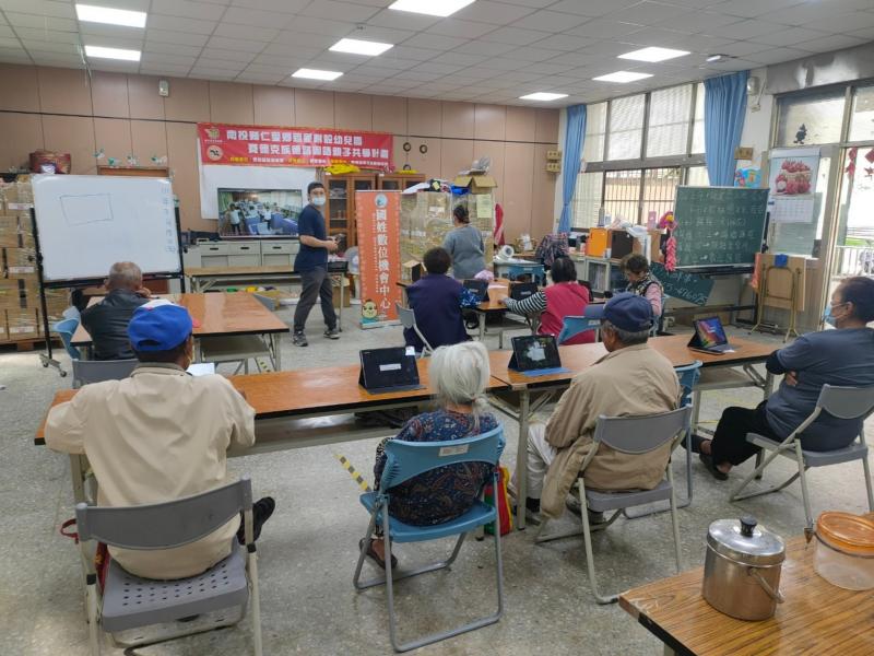 老師請學員試著自己使用平板,上網Google搜尋國姓偏鄉數位學習中心