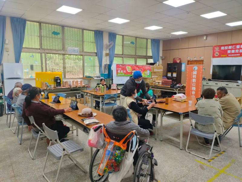 學員在操作上出現問題,詢問老師如何處理,老師與學員相互互動學習