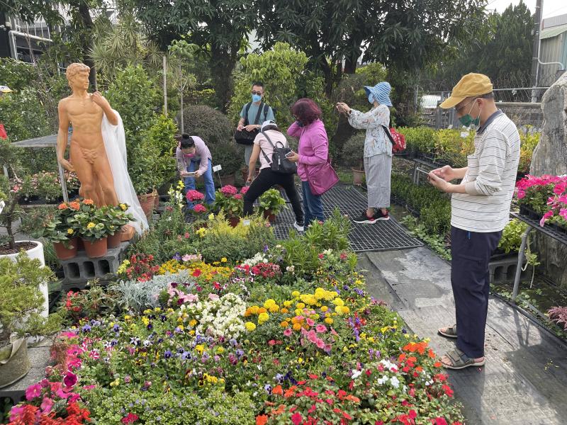 學員各自找喜歡的花朵角度拍照，講師隨後支援