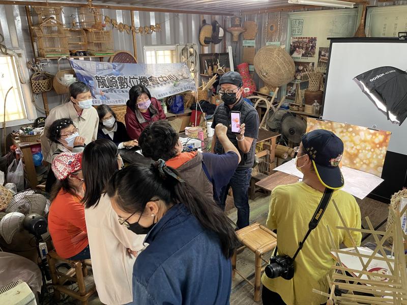 講師使用手機實際拍攝照片，讓學員欣賞漂亮的照片