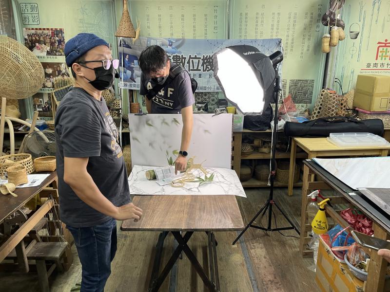 拍照時候的打光是非常加分的，講師布置燈光背景