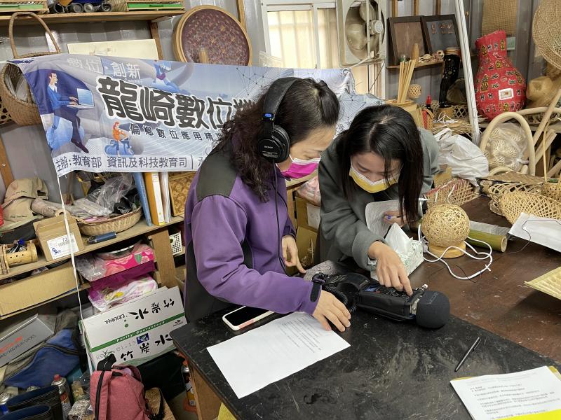 學員實際操作錄音設備使用方法