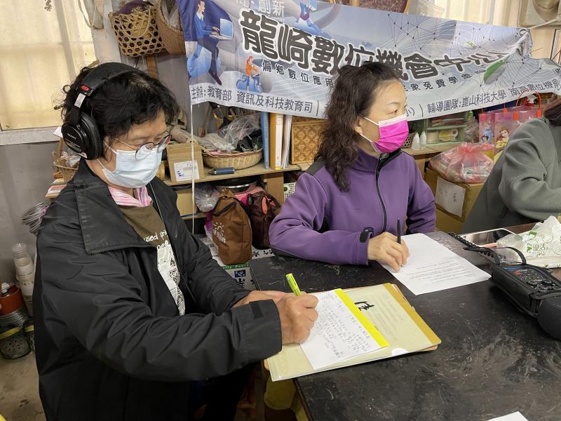 學員負責監聽錄音音色