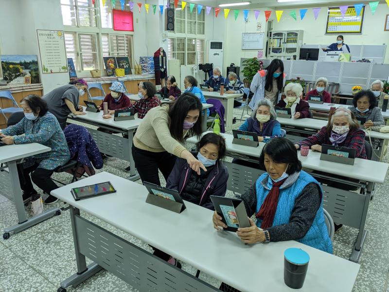 E政府課程老師介紹許多部會線上申辦的服務