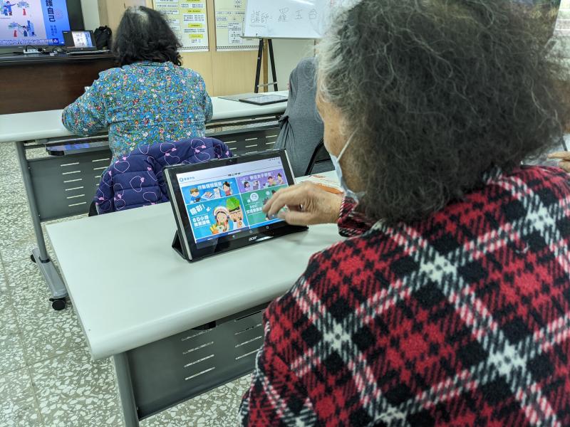 學員在老師的指引下操作教育部學習中心網站