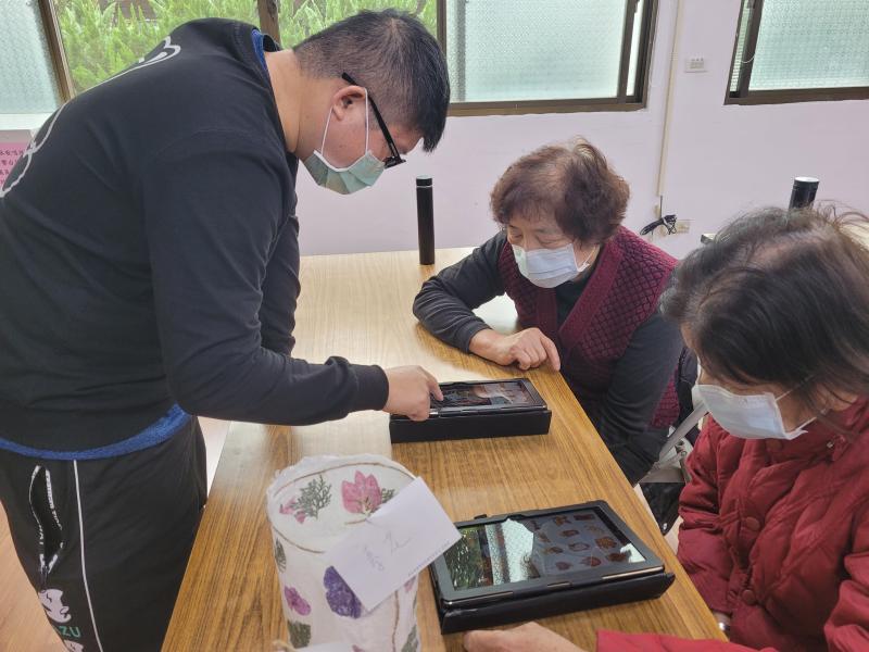 助教至學員旁邊教學著美圖秀秀