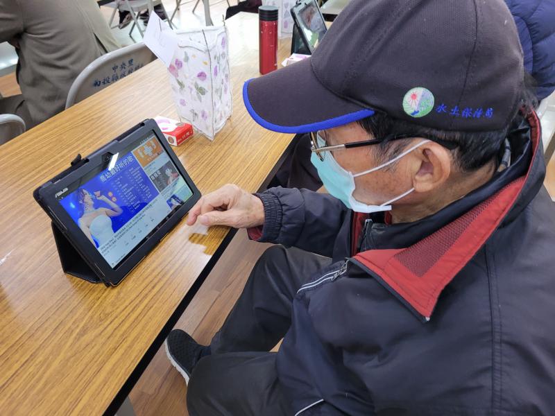 學員操作著YOUTUBE